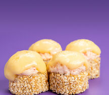 Половинка запеченного ролла с крабом