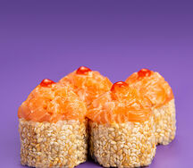 Половинка острого ролла с лососем