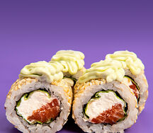 Половинка ролла с лососем и соусом Шисо