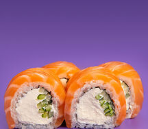 Половинка ролла Филадельфия с лососем