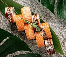 Ролл из лосося с угрём и креветкой