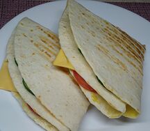 Сэндвичи с маринованным огурчиком и ветчиной