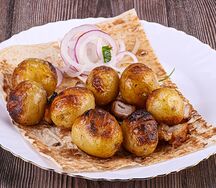 Картофель на углях с салом