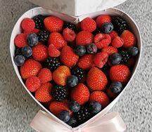 Сердце со свежей клубникой