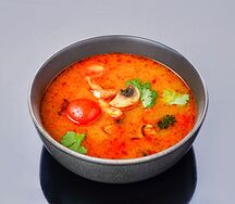Том ям с креветками и кальмарами