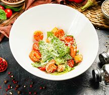Салат Цезарь с креветками гриль