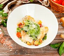 Салат Цезарь с куриной грудкой гриль