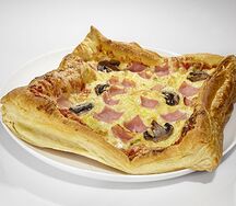Пицца с ветчиной и грибами