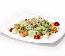 Салат Цезарь с тигровыми креветками