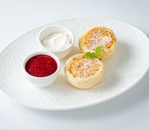 Сырники со сметаной и малиновым соусом