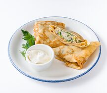 Блины с курицей, грибами и шпинатом