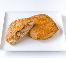 Пирожок слоеный с капустой