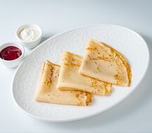 Блины со сметаной и малиновым соусом
