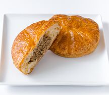 Пирожок слоеный с мясом