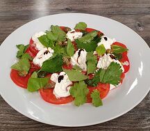 Карпаччо с помидорами и сыром
