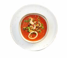 Томатный крем-суп с морепродуктами и соусом Песто