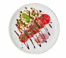 Капрезе с домашним сыром и сладкими томатами