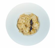 Равиоли с моцареллой, вялеными томатами и соусом песто