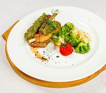 Каре ягненка с перечным соусом