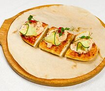Брускетта с муссом из копченого лосося с каперсами