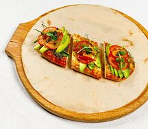 Брускетта овощная с томатами, авокадо, базиликом и физалисом