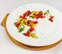 Страчателла с овощами, песто и томатными гренками