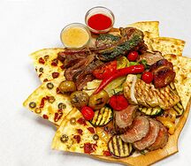 Большая мясная тарелка на компанию
