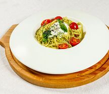 Спагетти со страчателлой и соусом песто