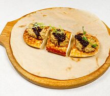 Брускетта с паштетом из куриной печени и луковым конфитюром
