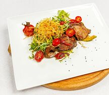 Теплый салат с куриной печенью