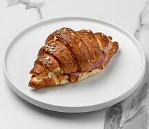 Сэндвич-круассан брецельный с сыром и индейкой