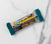 Ореховый батончик BeKind со вкусом Темный шоколад, орехи и морская соль