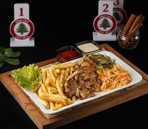 Куриное филе на гриле с гарниром, салатом и соусом