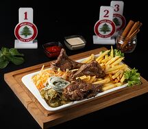 Шашлык из бараньей корейки с гарниром, салатом и соус