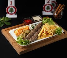 Люля-кебаб из баранины с гарниром, салатом и соус
