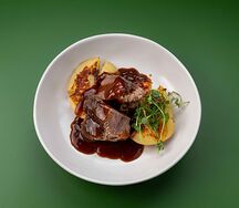 Щечки говяжьи с мятым картофелем и соусом