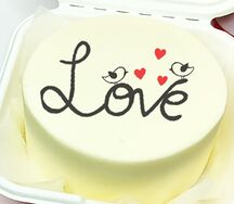 Бенто-торт с надписью Love, на которой сидят птички и сердечки