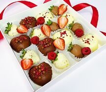 Клубника в шоколаде и пирожные Картошка