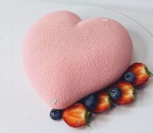 Муссовый торт сердце с ягодами Манго-маракуйя