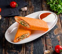 Шаурма в сырном лаваше с курицей
