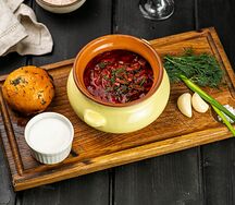 Борщ с чесночной пампушкой и зеленым луком