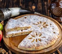 Яблочный пирог с корицей и грецкими орехами, средний