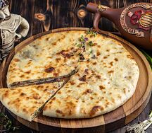 Пирог с осетинским сыром и зеленым луком (средний)
