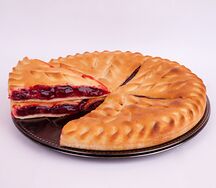 Сдобный пирог с клубникой