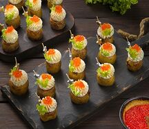 Канапе из картофеля Бэби со сливочным сыром и красной икрой