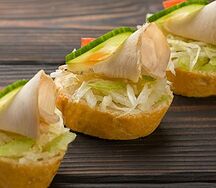 Мини-брускетта с курицей, огурцом и томатами конкассе