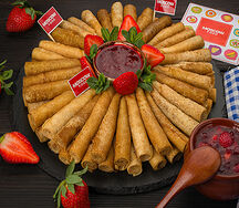 Блинчики с клубничным джемом и клубникой