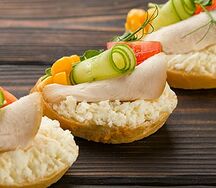 Мини-брускетта с курицей, адыгейским сыром и огурцом