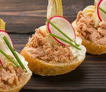 Мини-брускетта с тунцом, артишоками и сливочным сыром