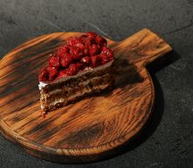 Морковный торт с вишней